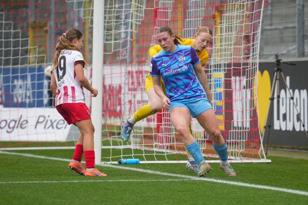 Soccer, Google Pixel Women Bundesliga, 13 Matchday, 2025 2026, SC Freiburg vs SGS Essen, 13 12 2025, Dreisamstadion, Freiburg, Rebecca Adamczyk SC Freiburg, Women 33 10 Natasha Kowalski SGS ESSEN, 10 9 Ramona Maier SGS ESSEN, 9 Freiburg Dreisamstadion Baden Württemberg Germany Copyright: xFINLEYxMÖRCHx
