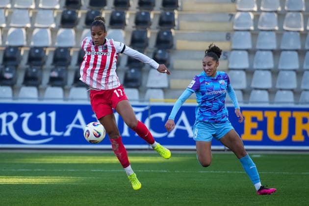 Soccer, Google Pixel Women Bundesliga, 13 Matchday, 2025 2026, SC Freiburg vs SGS Essen, 13 12 2025, Dreisamstadion, Freiburg, Aurelie Csillag SC Freiburg, Women 17 8 Vanessa Fürst SGS ESSEN, 8 Freiburg Dreisamstadion Baden Württemberg Germany Copyright: xFINLEYxMÖRCHx