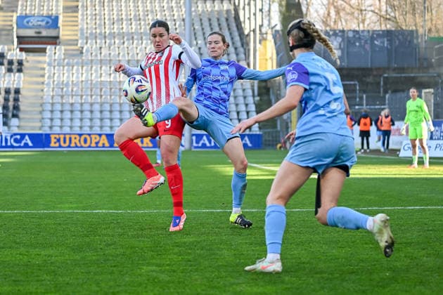 Svenja Foelmli SC Freiburg Frauen, 09 , Lena Ostermeier SGS Essen, 18 im Duell GER, SC Freiburg SGS Essen, Frauen Fussball, Google Pixel Frauen Bundesliga, 13 Spieltag, Saison 2025 2026, 13 12 2025 DFB REGULATIONS PROHIBIT ANY USE OF PHOTOGRAPHS AS IMAGE SEQUENCES AND OR QUASI VIDEO GER, SC Freiburg SGS Essen, Frauen Fussball, Google Pixel Frauen Bundesliga, 13 Spieltag, Saison 2025 2026, 13 12 2025 Freiburg Copyright: xEibner-Pressefoto ThomasxHessx EP_THS