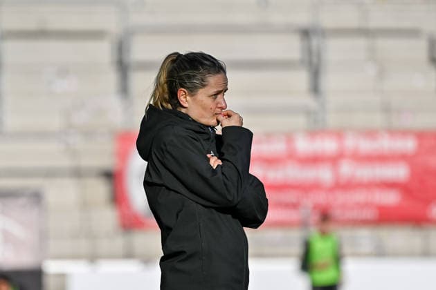 Jessica Wissmann SGS Essen, Coach with Emotiion GER, SC Freiburg SGS Essen, Women Football, Google Pixel Women Bundesliga, Matchday 13, Season 2025 2026, 13 12 2025 DFB REGULATIONS PROHIBIT ANY USE OF PHOTOGRAPHS AS IMAGE SEQUENCES AND OR QUASI VIDEO GER, SC Freiburg SGS Essen, Women Football, Google Pixel Women Bundesliga, Matchday 13, Season 2025 2026, 13 12 2025 Freiburg Copyright: xEibner-Pressefoto ThomasxHessx EP_THS