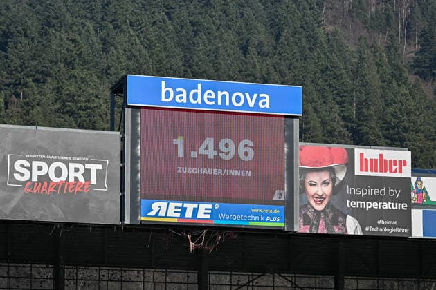 Audience GER, SC Freiburg SGS Essen, Womens Football, Google Pixel Womens Bundesliga, Matchday 13, Season 2025 2026, 13 12 2025 DFB REGULATIONS PROHIBIT ANY USE OF PHOTOGRAPHS AS IMAGE SEQUENCES AND OR QUASI VIDEO GER, SC Freiburg SGS Essen, Womens Football, Google Pixel Womens Bundesliga, Matchday 13, Season 2025 2026, 13 12 2025 Freiburg Copyright: xEibner-Pressefoto ThomasxHessx EP_THS