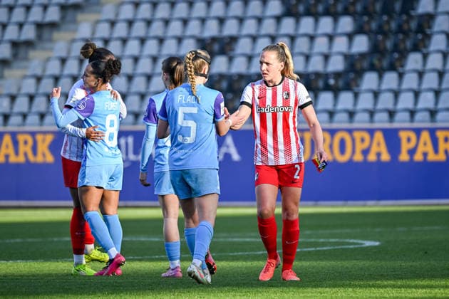 Paula Flach SGS Essen, 05 , Lisa Karl SC Freiburg Women, 02 high-five each other after the match GER, SC Freiburg SGS Essen, Women Football, Google Pixel Women Bundesliga, 13 Matchday, Season 2025 2026, 13 12 2025 DFB REGULATIONS PROHIBIT ANY USE OF PHOTOGRAPHS AS IMAGE SEQUENCES AND OR QUASI VIDEO GER, SC Freiburg SGS Essen, Women Football, Google Pixel Women Bundesliga, 13 Matchday, Season 2025 2026, 13 12 2025 Freiburg Copyright: xEibner-Pressefoto ThomasxHessx EP_THS
