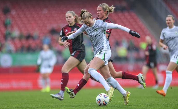GER, Nuremberg, 1 FC Nuremberg vs VfL Wolfsburg, Google Pixel Bundesliga, Football, DFB, Season 2025 2026, Max Morlock Stadion, 13 Matchday in picture f l Janina Minge VfL Wolfsburg 6 , Klara Svensson Senelius 1 FC Nuremberg Women 2 , zweikampf DFB DFL REGULATIONS PROHIBIT ANY USE OF PHOTOGRAPHS AS IMAGE SEQUENCES AND OR QUASI VIDEO, 13 12 2025 Copyright: HMBxMedia HendrikxHamelau