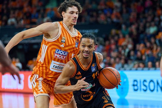 duel, duel between Alec Anigbata ratiopharm ulm, 21 and Alonzo Verge RASTA Vechta, 11 GER, ratiopharm ulm vs RASTA Vechta, Basketball, Matchday 10, EasyCredit Bundesliga, Season 2025 2026, 13 12 2025 GER, ratiopharm ulm vs RASTA Vechta, Basketball, Matchday 10, EasyCredit Bundesliga, Season 2025 2026, 13 12 2025 Neu Ulm Copyright: xEibner-Pressefoto GeraldxOelze-dexStoppanyx EP_ODS