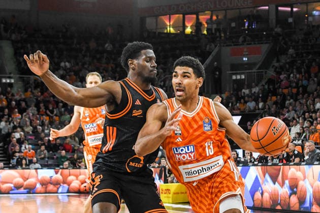 GER, BBL, ratiopharm Ulm vs Rasta Vechta 13 12 2025, ratiopharm arena, Neu Ulm, GER, BBL, ratiopharm Ulm vs Rasta Vechta, pictured TJ Bamba Vechta, 5 , Mark Smith Ulm, 13 nordphotoxGmbHx xHafner nph00200