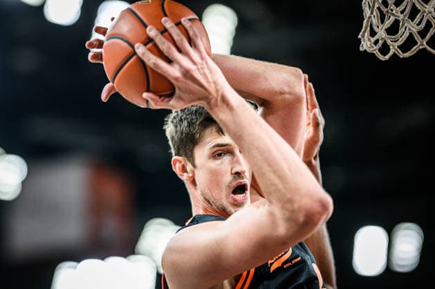 Neu Ulm, Germany, 13 12 25 Tibor Pleiss Rasta Vechta in action, on the ball, single action during the Basketball Bundesliga match between ratiopharm ulm vs Rasta Vechta at ratiopharm Arena on December 13, 2025 in Neu Ulm, Germany Photo by Harry Langer DeFodi Images ratiopharm Arena, Germany, 13 12 25 Tibor Pleiss Rasta Vechta controls the Ball during the Basketball Bundesliga match between ratiopharm ulm vs Rasta Vechta at Neu Ulm on December 13, 2025 in ratiopharm Arena, Germany Photo by Harry Langer DeFodi Images Photo by Harry Langer DeFodi Images