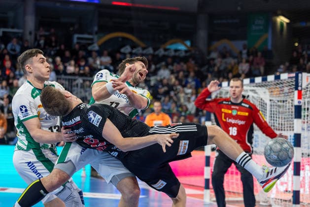 Collision between Sander Andreassen Overjordet HC Erlangen, 08 and Lukas Binder SC DHfK Leipzig, 11 , Matej Klima SC DHfK Leipzig, 13 HC Erlangen vs SC DHfK Leipzig, Handball, 1 Handball Bundesliga, Saison 2025 2026, 17 Spieltag, 13 12 2025 HC Erlangen vs SC DHfK Leipzig, Handball, 1 Handball Bundesliga, Saison 2025 2026, 17 Spieltag, 13 12 2025 Nuernberg Copyright: xEibner-Pressefoto ArdanxFuessmanx EP_AFN