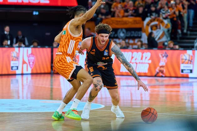 Duel, duel between Nelson Weidemann ratiopharm ulm, 00 and Booker Colpin RASTA Vechta, 30 GER, ratiopharm ulm vs RASTA Vechta, Basketball, Matchday 10, EasyCredit Bundesliga, Season 2025 2026, 13 12 2025 GER, ratiopharm ulm vs RASTA Vechta, Basketball, Matchday 10, EasyCredit Bundesliga, Season 2025 2026, 13 12 2025 Neu Ulm Copyright: xEibner-Pressefoto GeraldxOelze-dexStoppanyx EP_ODS