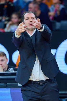 tul gestures, indicates GER, ratiopharm ulm vs RASTA Vechta, Basketball, Matchday 10, EasyCredit Bundesliga, Season 2025 2026, 13 12 2025 GER, ratiopharm ulm vs RASTA Vechta, Basketball, Matchday 10, EasyCredit Bundesliga, Season 2025 2026, 13 12 2025 New Ulm Copyright: xEibner-Pressefoto GeraldxOelze-dexStoppanyx EP_ODS