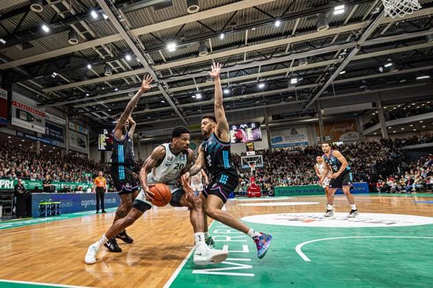 Urald King Gladiators Trier in a duel with Alijah Comithier Telekom Baskets Bonn and Jeff Garrett Jr Telekom Baskets Bonn , Vet Concept Gladiators Trier vs Telekom Baskets Bonn, Basketball, easyCredit BBL, Matchday 10, Season 2025 2026, 13 12 2025 Vet Concept Gladiators Trier vs Telekom Baskets Bonn, Basketball, easyCredit BBL, Matchday 10, Season 2025 2026, 13 12 2025 Copyright: xEibner-Pressefoto AlexanderxNeisx EP_ANS