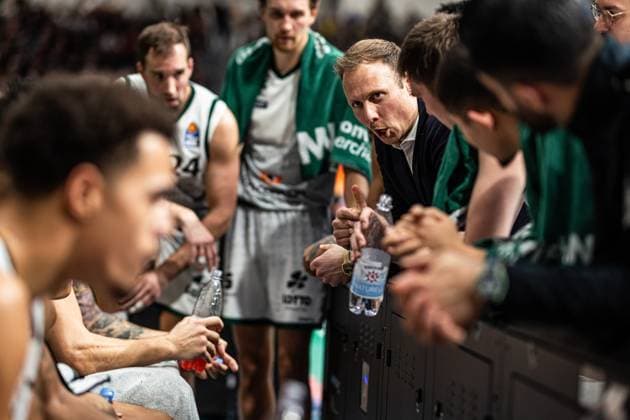 Jacques Schneider Gladiators Trier in the time-out speech, Vet Concept Gladiators Trier vs Telekom Baskets Bonn, Basketball, easyCredit BBL, Matchday 10, Season 2025 2026, 13 12 2025 Vet Concept Gladiators Trier vs Telekom Baskets Bonn, Basketball, easyCredit BBL, Matchday 10, Season 2025 2026, 13 12 2025 Copyright: xEibner-Pressefoto AlexanderxNeisx EP_ANS