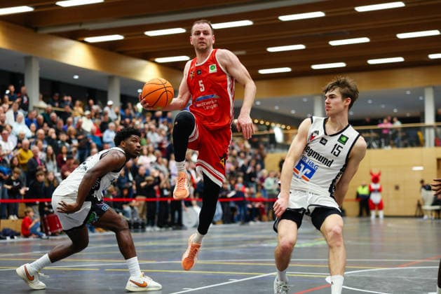Niklas Pons 5, TV Langen , Jannik Westermeir 15, BG Hessing Leitershofen and Zion Richardson 3, BG Hessing Leitershofen at the match between BG Hessing Leitershofen v TV Langen, Basketball, Men, BARMER 2 Bundesliga ProB Süd, 2025 2026, 13 Matchday on 13 12 2025 in Augsburg, Mehrzweckhalle Stadtbergen Bayern Germany