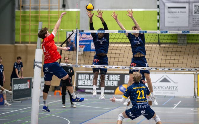Volleyball, Season 2025 2026, 2 Bundesliga Bord, 13 12 2025, 11 Matchday, Men, TuB Bocholt blue vs MLK Volleys Koeln red v l Aaron Warneken MLK Volleys Koeln , Rudy Schneider TuB Bocholt , Tom Doerpinghaus TuB Bocholt , Leo Bernsmann Libero MLK Volleys Koeln , Bocholt Sporthalle West Nordrhein Westfalen Germany 251213_vb_tub-bocholt_mlk-volleys-koeln_47849