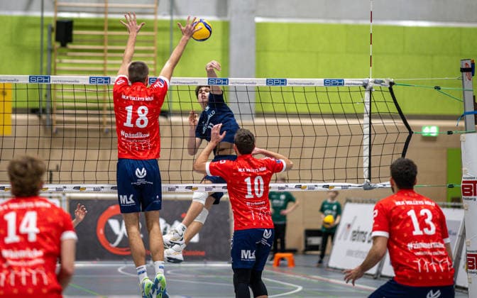 Volleyball, Season 2025 2026, 2 Bundesliga Bord, 13 12 2025, 11 Matchday, Men, TuB Bocholt blue vs MLK Volleys Koeln red v l Luis Henrichs MLK Volleys Koeln , Jan Pandikow MLK Volleys Koeln , Joke Johannig TuB Bocholt , Thiemo Schnorr MLK Volleys Koeln , Volker Zimmermann MLK Volleys Koeln , Bocholt Sporthalle West Nordrhein Westfalen Germany 251213_vb_tub-bocholt_mlk-volleys-koeln_47851