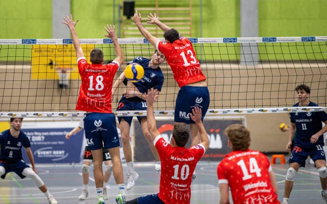 Volleyball, Season 2025 2026, 2 Bundesliga Bord, 13 12 2025, 11 Matchday, Men, TuB Bocholt blue vs MLK Volleys Koeln red v l Ben Stoverink TuB Bocholt , Jan Pandikow MLK Volleys Koeln , Tom Doerpinghaus TuB Bocholt , Thiemo Schnorr MLK Volleys Koeln, 10 , Volker Zimmermann MLK Volleys Koeln, 13 , Luis Henrichs MLK Volleys Koeln , Joke Johannig TuB Bocholt , Bocholt Sporthalle West Nordrhein Westfalen Germany 251213_vb_tub-bocholt_mlk-volleys-koeln_47854