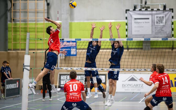 Volleyball, Season 2025 2026, 2 Bundesliga Bord, 13 12 2025, 11 Matchday, Men, TuB Bocholt blue vs MLK Volleys Koeln red v l Volker Zimmermann MLK Volleys Koeln , Thiemo Schnorr MLK Volleys Koeln , Lukas Salimi TuB Bocholt , Tom Doerpinghaus TuB Bocholt , Bocholt Sporthalle West Nordrhein Westfalen Germany 251213_vb_tub-bocholt_mlk-volleys-koeln_47855
