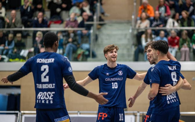 Volleyball, Season 2025 2026, 2 Bundesliga Bord, 13 12 2025, 11 Matchday, Men, TuB Bocholt blue vs MLK Volleys Koeln red v l Rudy Schneider TuB Bocholt , Tom Doerpinghaus TuB Bocholt , Ben Stoverink TuB Bocholt , Bohdan Velychko TuB Bocholt , Lukas Salimi TuB Bocholt , Bocholt Sporthalle West Nordrhein Westfalen Germany 251213_vb_tub-bocholt_mlk-volleys-koeln_47874