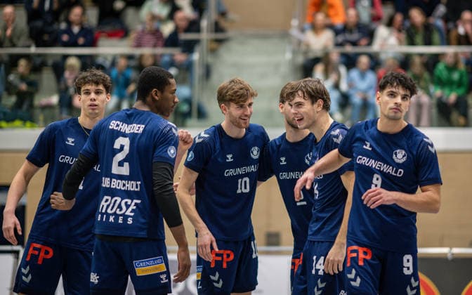 Volleyball, Season 2025 2026, 2 Bundesliga Bord, 13 12 2025, 11 Matchday, Men, TuB Bocholt blue vs MLK Volleys Koeln red v l Joke Johannig TuB Bocholt , Rudy Schneider TuB Bocholt , Tom Doerpinghaus TuB Bocholt , Ben Stoverink TuB Bocholt , Bohdan Velychko TuB Bocholt , Lukas Salimi TuB Bocholt , Bocholt Sporthalle West Nordrhein Westfalen Germany 251213_vb_tub-bocholt_mlk-volleys-koeln_47876