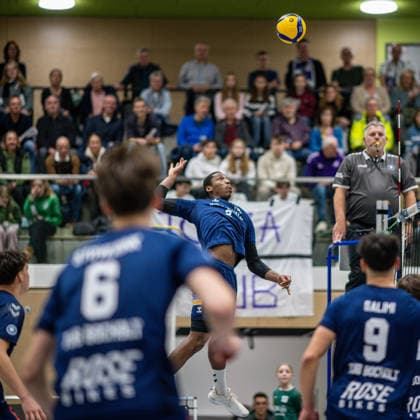 Volleyball, Season 2025 2026, 2 Bundesliga Bord, 13 12 2025, 11 Matchday, Men, TuB Bocholt blue vs MLK Volleys Koeln red v l Joke Johannig TuB Bocholt , Ben Stoverink TuB Bocholt , Rudy Schneider TuB Bocholt , Lukas Salimi TuB Bocholt , Christian Thelen 1 Referee Bocholt Sporthalle West Nordrhein Westfalen Germany 251213_vb_tub-bocholt_mlk-volleys-koeln_47891