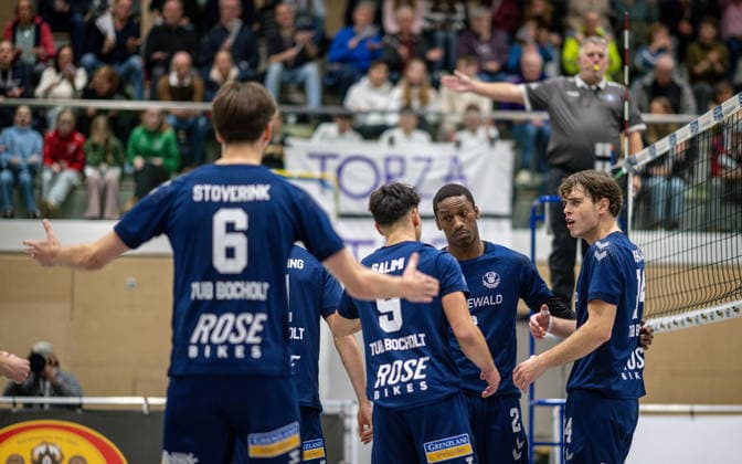 Volleyball, Season 2025 2026, 2 Bundesliga Bord, 13 12 2025, 11 Matchday, Men, TuB Bocholt blue vs MLK Volleys Koeln red f l Ben Stoverink TuB Bocholt , Joke Johannig TuB Bocholt, hidden , Lukas Salimi TuB Bocholt , Rudy Schneider TuB Bocholt , Bohdan Velychko TuB Bocholt , Christian Thelen 1 Referee Bocholt Sporthalle West Nordrhein Westfalen Germany 251213_vb_tub-bocholt_mlk-volleys-koeln_47893