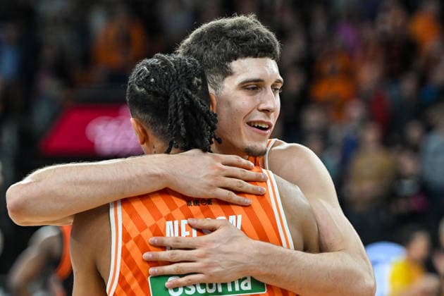 GER, BBL, ratiopharm Ulm vs Rasta Vechta 13 12 2025, ratiopharm arena, Neu Ulm, GER, BBL, ratiopharm Ulm vs Rasta Vechta, in the picture Nelson Weidemann Ulm, 0 and Diego Garavaglia Ulm, 23 are happy after the game deciding points nordphotoxGmbHx xHafner nph00200
