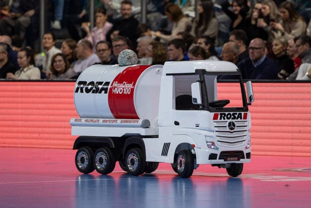 Remote-controlled truck, sponsored by ROSA Klima Diesel HVO100, with the Select match ball HC Erlangen vs SC DHfK Leipzig, Handball, 1 Handball Bundesliga, Season 2025 2026, 17 Matchday, 13 12 2025 HC Erlangen vs SC DHfK Leipzig, Handball, 1 Handball Bundesliga, Season 2025 2026, 17 Matchday, 13 12 2025 Nuremberg Copyright: xEibner-Pressefoto ArdanxFuessmanx EP_AFN