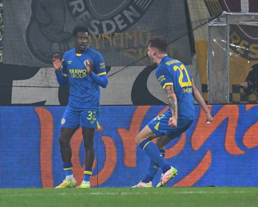 0 2 Goal celebration, jubilation at Braunschweig, f l goal scorer Christian Conteh with Kevin Ehlers both Braunschweig , 12 12 2025, Soccer, GER, Season 2025 2026, 2 Bundesliga, Zweite Liga, 16 Matchday, Rudolf Harbig Stadion Dresden, SG Dynamo Dresden Eintracht Braunschweig, DFB AND DFL REGULATIONS PROHIBIT ANY USE OF PHOTOGRAPHS AS IMAGE SEQUENCES AND OR QUASI VIDEO,