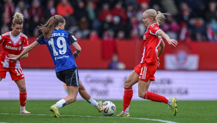 GER, Munich, FC Bayern Munich vs Hamburger SV, Google Pixel Womens Bundesliga, Football, DFB, Season 2025 2026, FC Bayern Campus, 13 Matchday, pictured from l Victoria Schulz Hamburger SV Women 19 , Pernille Harder Bayern Munich 21 DFB DFL REGULATIONS PROHIBIT ANY USE OF PHOTOGRAPHS AS IMAGE SEQUENCES AND OR QUASI VIDEO, 14 12 2025 Copyright: HMBxMedia HendrikxHamelau