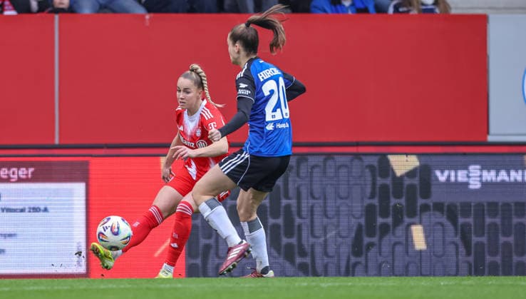 GER, Munich, FC Bayern Munich vs Hamburger SV, Google Pixel Womens Bundesliga, Football, DFB, Season 2025 2026, FC Bayern Campus, Matchday 13, pictured from l Giulia Gwinn Bayern Munich 7 , Jaqueline Dönges Hamburger SV Women 21 , Flank DFB DFL REGULATIONS PROHIBIT ANY USE OF PHOTOGRAPHS AS IMAGE SEQUENCES AND OR QUASI VIDEO, 14 12 2025 Copyright: HMBxMedia HendrikxHamelau