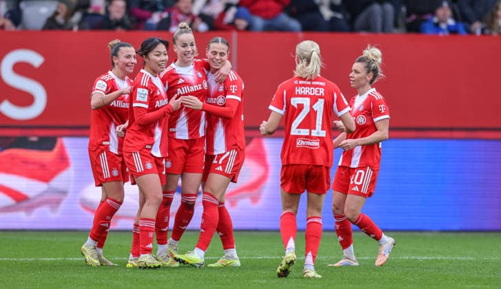GER, Munich, FC Bayern Munich vs Hamburger SV, Google Pixel Womens Bundesliga, Football, DFB, Season 2025 2026, FC Bayern Campus, 13 Matchday, pictured v l DFB DFL REGULATES PROHIBIT ANY USE OF PHOTOGRAPHS AS IMAGE SEQUENCES AND OR QUASI VIDEO, 14 12 2025 Copyright: HMBxMedia HendrikxHamelau