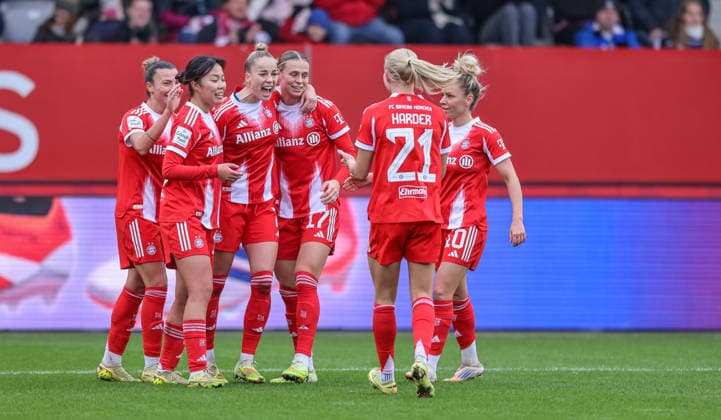 GER, Munich, FC Bayern Munich vs Hamburger SV, Google Pixel Womens Bundesliga, Football, DFB, Season 2025 2026, FC Bayern Campus, 13 Matchday, pictured v l DFB DFL REGULATES PROHIBIT ANY USE OF PHOTOGRAPHS AS IMAGE SEQUENCES AND OR QUASI VIDEO, 14 12 2025 Copyright: HMBxMedia HendrikxHamelau