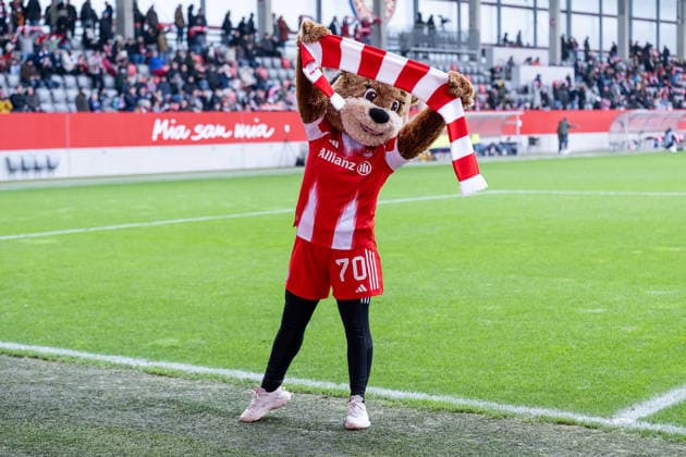 Mia Mascot, FC Bayern Muenchen Frauen mit Schal GER, FC Bayern Muenchen Frauen vs Hamburger SV, Football, Google Pixel Frauen Bundesliga, 13 Spieltag, Saison 2025 2026, 14 12 2025 DFL DFB REGULATIONS PROHIBIT ANY USE OF PHOTOGRAPHS as IMAGE SEQUENCES and or QUASI VIDEO GER, FC Bayern Muenchen Frauen vs Hamburger SV, Football, Google Pixel Frauen Bundesliga, 13 Spieltag, Saison 2025 2026, 14 12 2025 Muenchen Copyright: xEibner-Pressefoto HeikexFeinerx EP_HFR