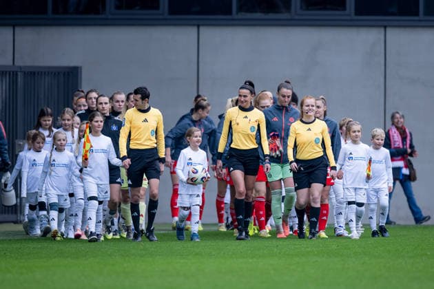The referee team Nadine Westerhoff referee , Juan Koenig Martinez assistant referee and Jana Hegwein assistant referee will lead the two teams onto the pitch GER, FC Bayern Muenchen Frauen vs Hamburger SV, Fußball, Google Pixel Frauen Bundesliga, 13 Matchday, Season 2025 2026, 14 12 2025 DFL DFB REGULATIONS PROHIBIT ANY USE OF PHOTOGRAPHS as IMAGE SEQUENCES and or QUASI VIDEO GER, FC Bayern Muenchen Frauen vs Hamburger SV, Football, Google Pixel Frauen Bundesliga, 13 Matchday, Season 2025 2026, 14 12 2025 Muenchen Copyright: xEibner-Pressefoto HeikexFeinerx EP_HFR