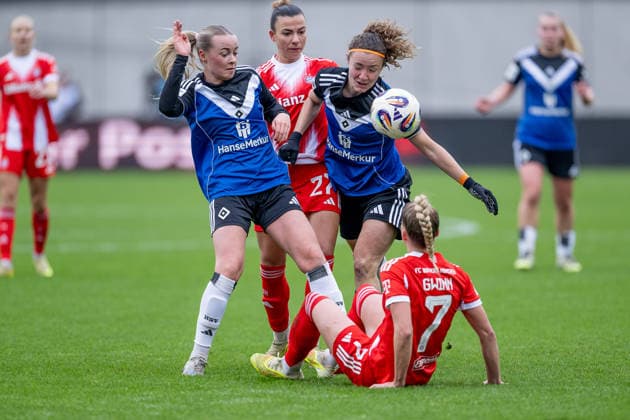 Battle for the ball by Mia Buechele Hamburger SV, 17 and Melanie Brunnthaler Hamburger SV, 11 against Arianna Caruso FC Bayern Muenchen Frauen, 27 and Giulia Gwinn FC Bayern Muenchen Frauen, 07 GER, FC Bayern Muenchen Frauen vs Hamburger SV, Soccer, Google Pixel Frauen Bundesliga, 13 Matchday, Season 2025 2026, 14 12 2025 DFL DFB REGULATIONS PROHIBIT ANY USE OF PHOTOGRAPHS as IMAGE SEQUENCES and or QUASI VIDEO GER, FC Bayern Muenchen Frauen vs Hamburger SV, Football, Google Pixel Frauen Bundesliga, 13 Matchday, Season 2025 2026, 14 12 2025 Muenchen Copyright: xEibner-Pressefoto HeikexFeinerx EP_HFR