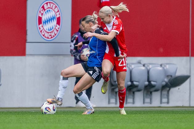 Fight for the ball duel between Sophie Hillebrand Hamburger SV, 22 and Pernille Harder FC Bayern Muenchen Frauen, 21 GER, FC Bayern Muenchen Frauen vs Hamburger SV, Football, Google Pixel Womens Bundesliga, Matchday 13, Season 2025 2026, 14 12 2025 DFL DFB REGULATIONS PROHIBIT ANY USE OF PHOTOGRAPHS as IMAGE SEQUENCES and or QUASI VIDEO GER, FC Bayern Muenchen Frauen vs Hamburger SV, Football, Google Pixel Frauen Bundesliga, 13 Spieltag, Saison 2025 2026, 14 12 2025 Muenchen Copyright: xEibner-Pressefoto HeikexFeinerx EP_HFR