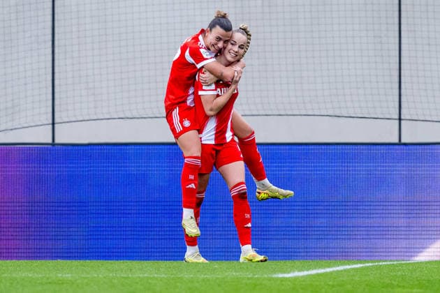 Arianna Caruso FC Bayern Muenchen Frauen, 27 celebrates with Giulia Gwinn FC Bayern Muenchen Frauen, 07 her goal for 1 0 GER, FC Bayern Muenchen Frauen vs Hamburger SV, Fußball, Google Pixel Frauen Bundesliga, 13 Spieltag, Saison 2025 2026, 14 12 2025 DFL DFB REGULATIONS PROHIBIT ANY USE OF PHOTOGRAPHS as IMAGE SEQUENCES and or QUASI VIDEO GER, FC Bayern Muenchen Frauen vs Hamburger SV, Football, Google Pixel Frauen Bundesliga, 13 Spieltag, Saison 2025 2026, 14 12 2025 Muenchen Copyright: xEibner-Pressefoto HeikexFeinerx EP_HFR
