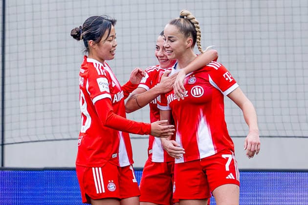 Momoko Tanikawa FC Bayern Muenchen Frauen, 18 and Arianna Caruso FC Bayern Muenchen Frauen, 27 celebrate with Giulia Gwinn FC Bayern Muenchen Frauen, 07 their goal for 1 0 GER, FC Bayern Muenchen Frauen vs Hamburger SV, Fußball, Google Pixel Frauen Bundesliga, 13 Spieltag, Season 2025 2026, 14 12 2025 DFL DFB REGULATIONS PROHIBIT ANY USE OF PHOTOGRAPHS as IMAGE SEQUENCES and or QUASI VIDEO GER, FC Bayern Muenchen Frauen vs Hamburger SV, Football, Google Pixel Frauen Bundesliga, 13 Matchday, Season 2025 2026, 14 12 2025 Muenchen Copyright: xEibner-Pressefoto HeikexFeinerx EP_HFR