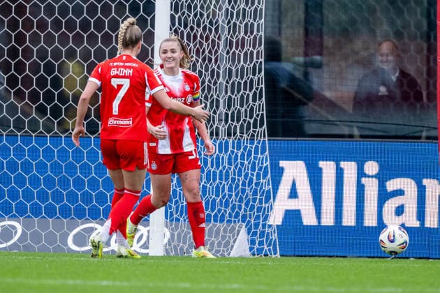 Giulia Gwinn FC Bayern Muenchen Frauen, 07 celebrates with Georgia Stanway FC Bayern Muenchen Frauen, 31 her goal from a penalty kick to make it 2 0 GER, FC Bayern Muenchen Frauen vs Hamburger SV, Football, Google Pixel Frauen Bundesliga, 13 Matchday, Season 2025 2026, 14 12 2025 DFL DFB REGULATIONS PROHIBIT ANY USE OF PHOTOGRAPHS as IMAGE SEQUENCES and or QUASI VIDEO GER, FC Bayern Muenchen Frauen vs Hamburger SV, Football, Google Pixel Frauen Bundesliga, 13 Matchday, Season 2025 2026, 14 12 2025 Muenchen Copyright: xEibner-Pressefoto HeikexFeinerx EP_HFR