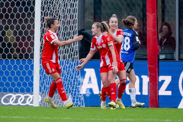 Arianna Caruso FC Bayern Muenchen Frauen, 27 and Giulia Gwinn FC Bayern Muenchen Frauen, 07 celebrate with Georgia Stanway FC Bayern Muenchen Frauen, 31 their goal from a penalty kick to make it 2-0 GER, FC Bayern Muenchen Frauen vs Hamburger SV, Football, Google Pixel Frauen Bundesliga, 13 Matchday, Season 2025 2026, 14 12 2025 DFL DFB REGULATIONS PROHIBIT ANY USE OF PHOTOGRAPHS as IMAGE SEQUENCES and or QUASI VIDEO GER, FC Bayern Muenchen Frauen vs Hamburger SV, Football, Google Pixel Frauen Bundesliga, 13 Matchday, Season 2025 2026, 14 12 2025 Muenchen Copyright: xEibner-Pressefoto HeikexFeinerx EP_HFR
