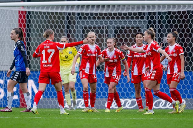 The Munich women celebrate with Georgia Stanway FC Bayern Muenchen Frauen, 31 their goal from a penalty kick to make it 2 0 GER, FC Bayern Muenchen Frauen vs Hamburger SV, Football, Google Pixel Frauen Bundesliga, 13 Matchday, Season 2025 2026, 14 12 2025 DFL DFB REGULATIONS PROHIBIT ANY USE OF PHOTOGRAPHS as IMAGE SEQUENCES and or QUASI VIDEO GER, FC Bayern Muenchen Frauen vs Hamburger SV, Football, Google Pixel Frauen Bundesliga, 13 Spieltag, Saison 2025 2026, 14 12 2025 Muenchen Copyright: xEibner-Pressefoto HeikexFeinerx EP_HFR