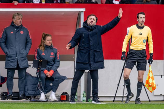 Jose Barcala head coach, FC Bayern Muenchen Frauen , right Juan Koenig Martinez assistant referee GER, FC Bayern Muenchen Frauen vs Hamburger SV, Soccer, Google Pixel Frauen Bundesliga, Matchday 13, Season 2025 2026, 14 12 2025 DFL DFB REGULATIONS PROHIBIT ANY USE OF PHOTOGRAPHS as IMAGE SEQUENCES and or QUASI VIDEO GER, FC Bayern Muenchen Frauen vs Hamburger SV, Football, Google Pixel Frauen Bundesliga, 13 Spieltag, Saison 2025 2026, 14 12 2025 Muenchen Copyright: xEibner-Pressefoto HeikexFeinerx EP_HFR