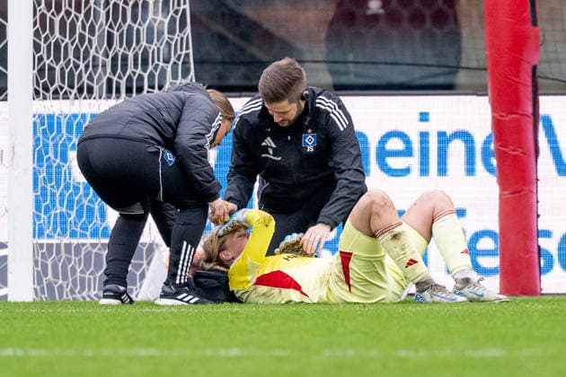 Inga Schuldt Goalkeeper, Hamburger SV, 1 must be treated by the coaches shortly before the half-time break GER, FC Bayern Muenchen Frauen vs Hamburger SV, Football, Google Pixel Frauen Bundesliga, Matchday 13, Season 2025 2026, 14 12 2025 DFL DFB REGULATIONS PROHIBIT ANY USE OF PHOTOGRAPHS as IMAGE SEQUENCES and or QUASI VIDEO GER, FC Bayern Muenchen Frauen vs Hamburger SV, Football, Google Pixel Frauen Bundesliga, 13 Matchday, Season 2025 2026, 14 12 2025 Muenchen Copyright: xEibner-Pressefoto HeikexFeinerx EP_HFR