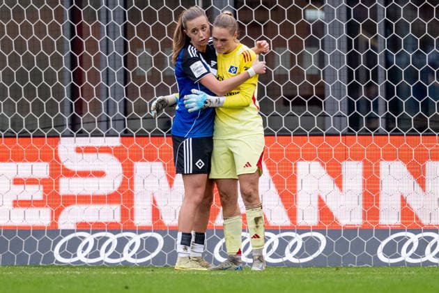 Victoria Schulz Hamburger SV, 19 troestet Inga Schuldt Goalkeeper, Hamburger SV, 1 , after she had to be treated for an injury GER, FC Bayern Muenchen Frauen vs Hamburger SV, Fußball, Google Pixel Frauen Bundesliga, 13 Spieltag, Season 2025 2026, 14 12 2025 DFL DFB REGULATES PROHIBIT ANY USE OF PHOTOGRAPHS as IMAGE SEQUENCES and or QUASI VIDEO GER, FC Bayern Muenchen Frauen vs Hamburger SV, Football, Google Pixel Frauen Bundesliga, 13 Matchday, Season 2025 2026, 14 12 2025 Muenchen Copyright: xEibner-Pressefoto HeikexFeinerx EP_HFR