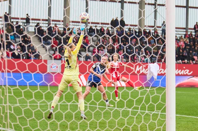 Giulia Gwinn of Bayern München scores, shoots goal , Tor, Treffer, Torschuss, 1-0 against Inga Schuldt of HSV in the women football match FC BAYERN MÜNCHEN - HAMBURGER SV on December 14, 2025 in Munich, Germany. Season 2025 2026, 1.Bundesliga, FCB, Muenchen, Google Pixel, Frauen Bundesliga matchday 13, 13.Spieltag