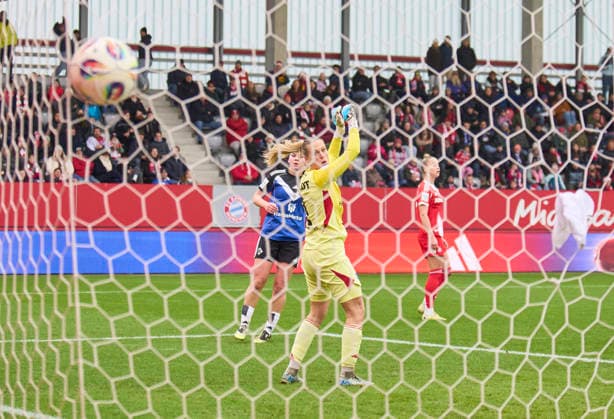 Giulia Gwinn of Bayern München scores, shoots goal , Tor, Treffer, Torschuss, 1-0 against Inga Schuldt of HSV in the women football match FC BAYERN MÜNCHEN - HAMBURGER SV on December 14, 2025 in Munich, Germany. Season 2025 2026, 1.Bundesliga, FCB, Muenchen, Google Pixel, Frauen Bundesliga matchday 13, 13.Spieltag