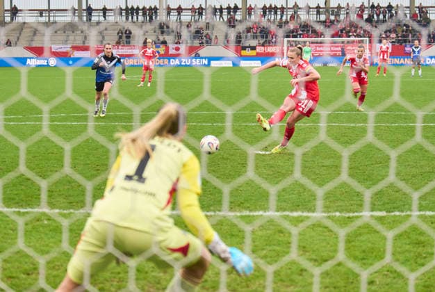 Georgia Stanway of Bayern München 11m scores, shoots goal , Tor, Treffer, Torschuss, 2-0 against Inga Schuldt of HSV in the women football match FC BAYERN MÜNCHEN - HAMBURGER SV on December 14, 2025 in Munich, Germany. Season 2025 2026, 1.Bundesliga, FCB, Muenchen, Google Pixel, Frauen Bundesliga matchday 13, 13.Spieltag