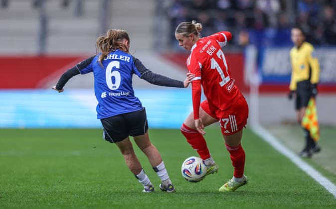 GER, Munich, FC Bayern Munich vs Hamburger SV, Google Pixel Womens Bundesliga, Football, DFB, Season 2025 2026, FC Bayern Campus, 13 Matchday, pictured from l Annaleen Böhler Hamburger SV Women 6 , Klara Bühl Bayern Munich 17 , Duel DFB DFL REGULATIONS PROHIBIT ANY USE OF PHOTOGRAPHS AS IMAGE SEQUENCES AND OR QUASI VIDEO, 14 12 2025 Copyright: HMBxMedia HendrikxHamelau
