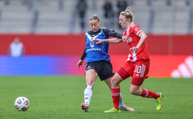 GER, Munich, FC Bayern Munich vs Hamburger SV, Google Pixel Womens Bundesliga, Football, DFB, Season 2025 2026, FC Bayern Campus, 13 Matchday, pictured from l Sophie Hillebrand Hamburger SV Women 22 , Carolin Simon Bayern Munich 30 DFB DFL REGULATIONS PROHIBIT ANY USE OF PHOTOGRAPHS AS IMAGE SEQUENCES AND OR QUASI VIDEO, 14 12 2025 Copyright: HMBxMedia HendrikxHamelau