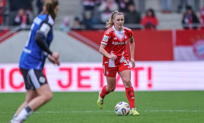 GER, Munich, FC Bayern Munich vs Hamburger SV, Google Pixel Womens Bundesliga, Football, DFB, Season 2025 2026, FC Bayern Campus, 13 Matchday, in the picture Georgia Stanway Bayern Munich 31 on the ball DFB DFL REGULATIONS PROHIBIT ANY USE OF PHOTOGRAPHS AS IMAGE SEQUENCES AND OR QUASI VIDEO, 14 12 2025 Copyright: HMBxMedia HendrikxHamelau