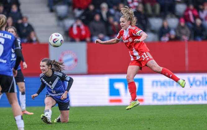 GER, Munich, FC Bayern Munich vs Hamburger SV, Google Pixel Womens Bundesliga, Football, DFB, Season 2025 2026, FC Bayern Campus, 13 Matchday, pictured from l Lotta Wrede Hamburger SV Women 32 , Georgia Stanway Bayern Munich 31 , Goal shot DFB DFL REGULATIONS PROHIBIT ANY USE OF PHOTOGRAPHS AS IMAGE SEQUENCES AND OR QUASI VIDEO, 14 12 2025 Copyright: HMBxMedia HendrikxHamelau